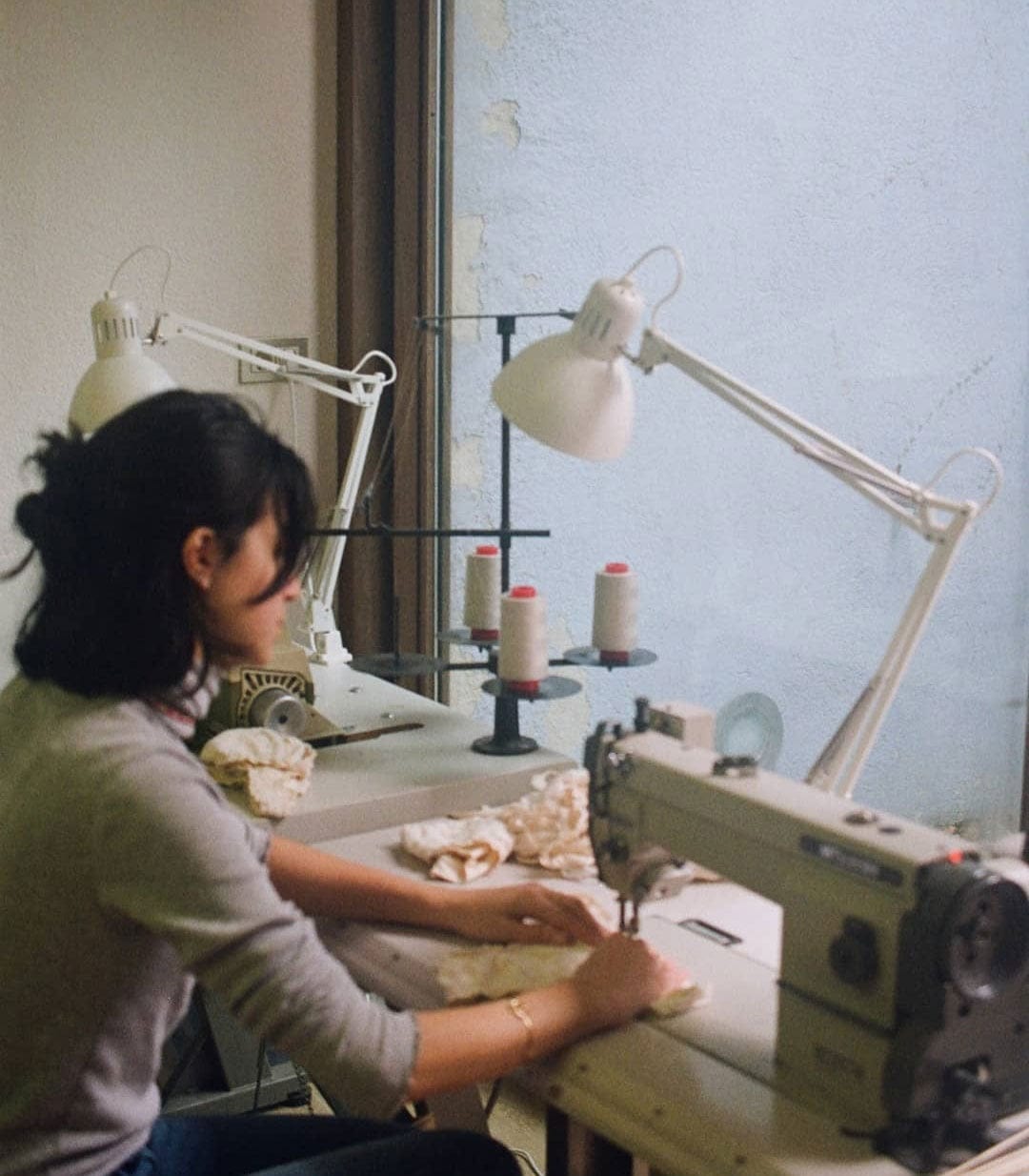 Camila, fundadora de Camila CTG, trabajando en el diseño de nuevos patrones de lencería en su taller de Barcelona.
