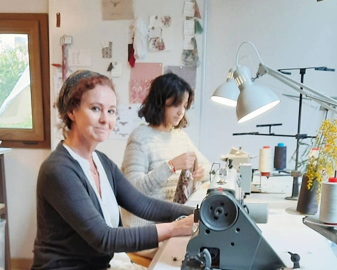 Camila y Alicia, socias y directoras creativas de Camila CTG, uniendo arte y 30 años de experiencia textil.