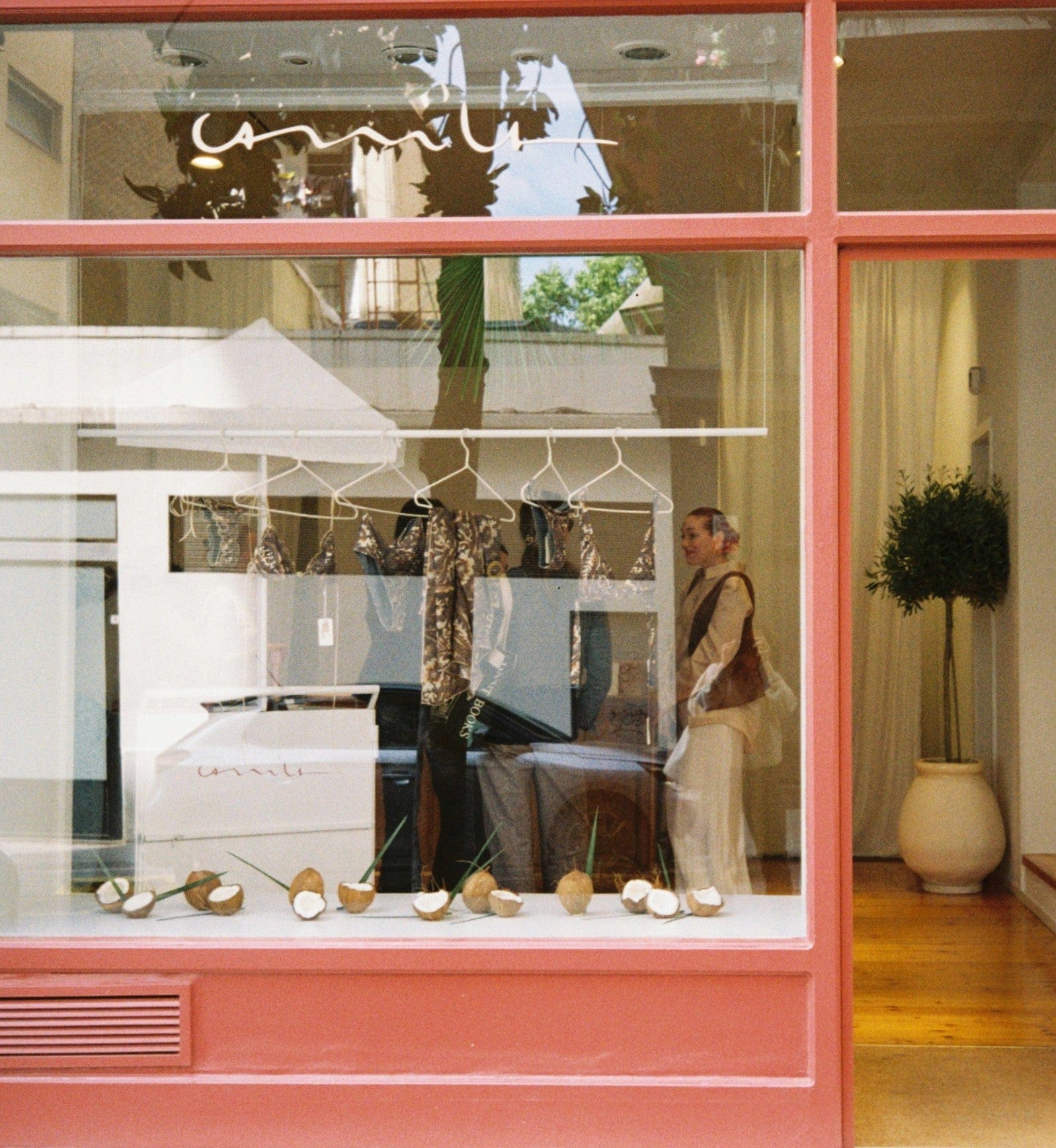 Entrada principal de la tienda Camila CTG en la calle Calaf 14, Barcelona.