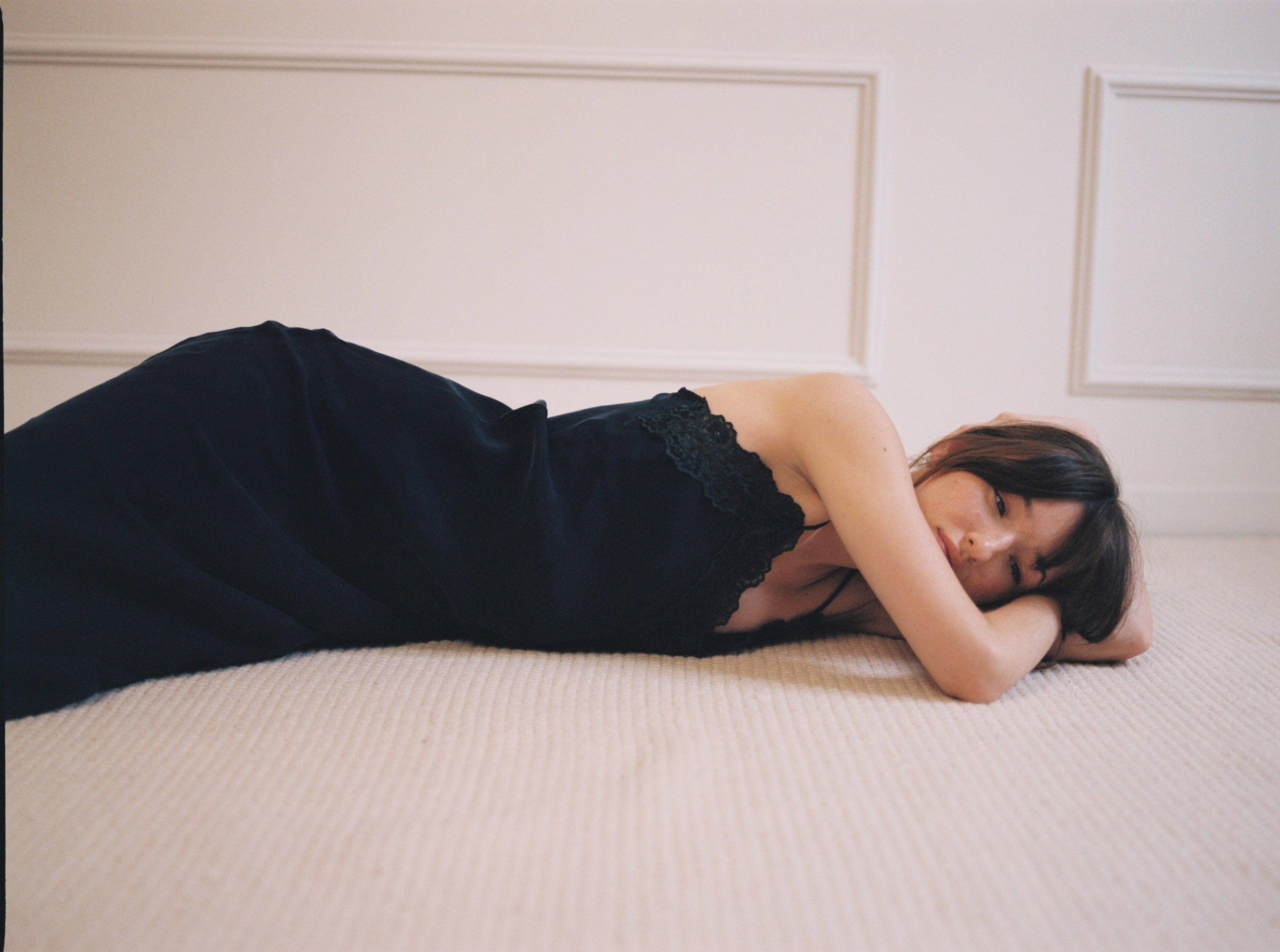 Nuestra colección de lencería es un tributo a la feminidad y al detalle. Cada pieza es diseñada y confeccionada a mano en nuestro taller de Barcelona, utilizando encajes delicados y telas recuperadas de alta gama. Lencería de autor que combina comodidad y sofisticación, pensada para acompañarte cada día con elegancia y consciencia.