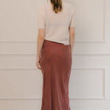 Falda larga en color granate de Camila CTG con botones laterales, diseño elegante y femenino.