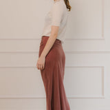 Falda larga en color granate de Camila CTG con botones laterales, diseño elegante y femenino.