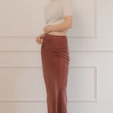 Falda larga en color granate de Camila CTG con botones laterales, diseño elegante y femenino.