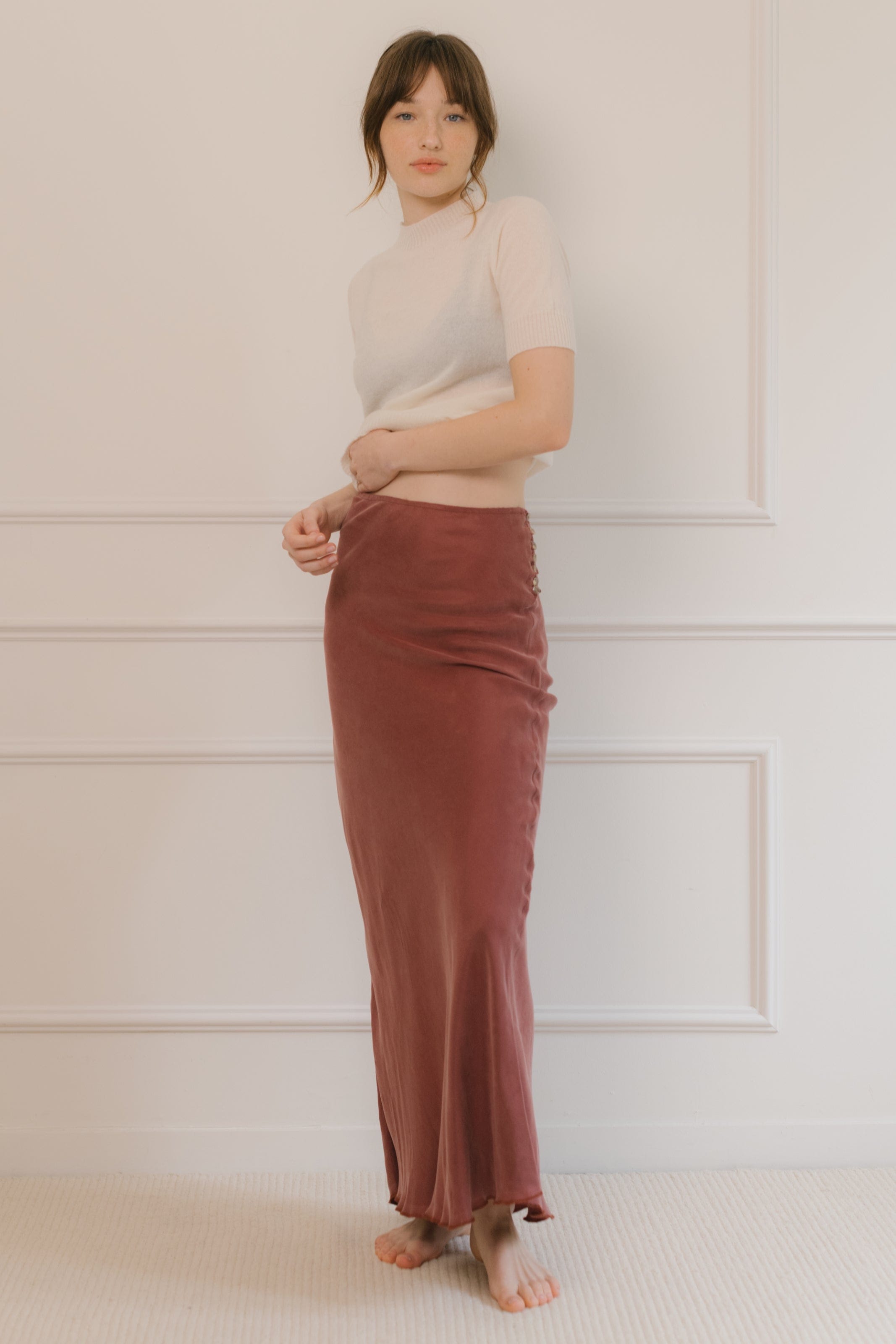 Falda larga en color granate de Camila CTG con botones laterales, diseño elegante y femenino.