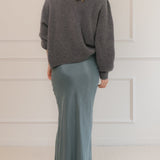 Falda larga en color azul de Camila CTG con botones laterales, diseño elegante y femenino.