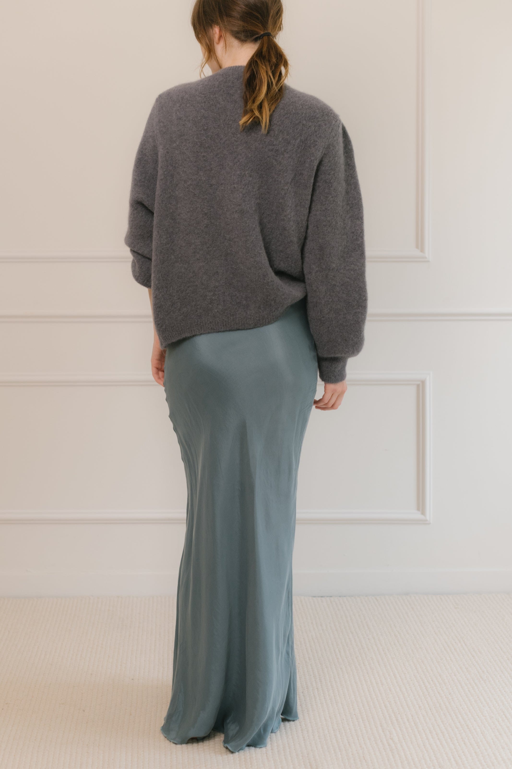 Falda larga en color azul de Camila CTG con botones laterales, diseño elegante y femenino.