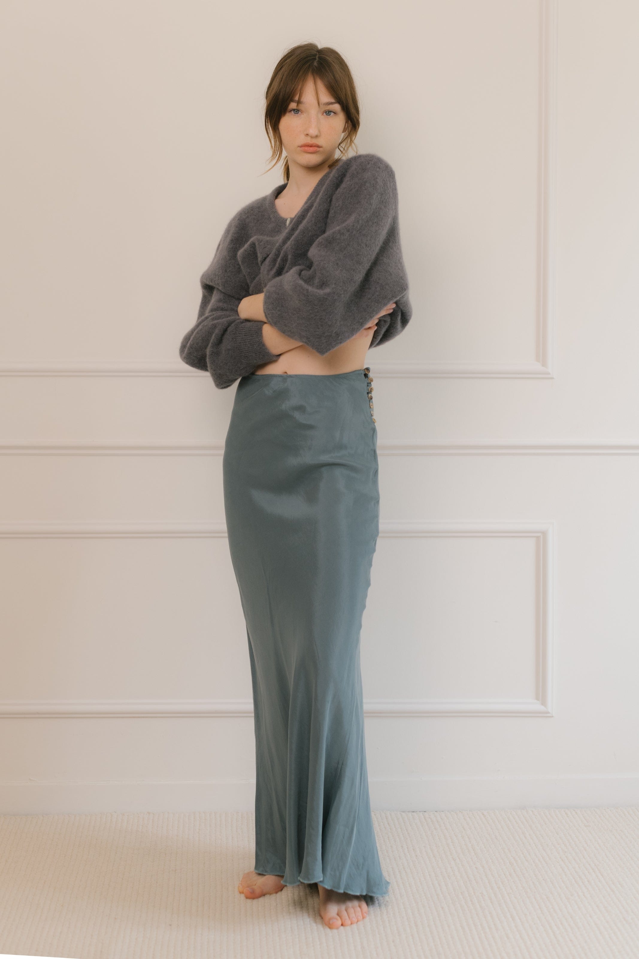 Falda larga en color azul de Camila CTG con botones laterales, diseño elegante y femenino.