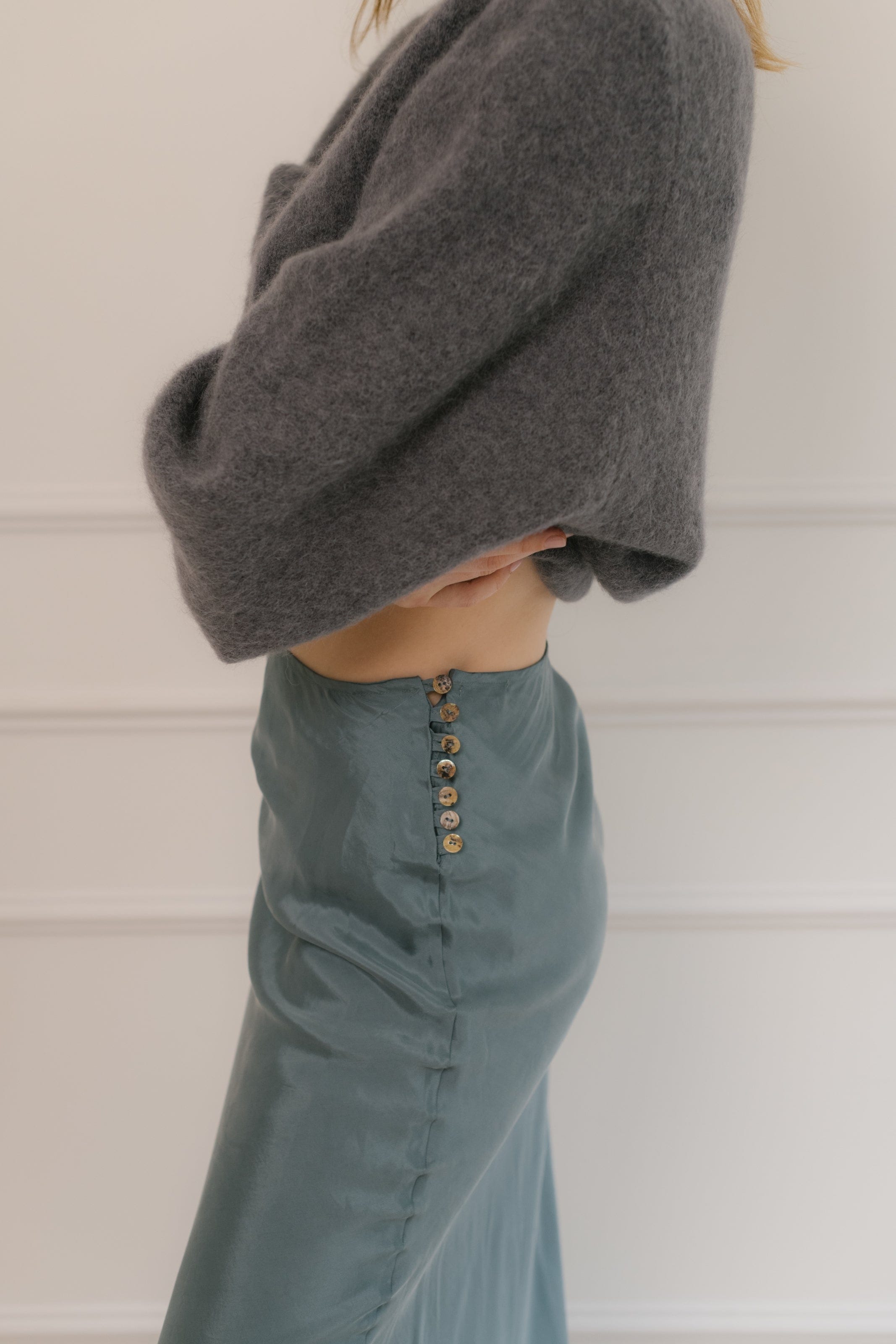 Falda larga en color azul de Camila CTG con botones laterales, diseño elegante y femenino.