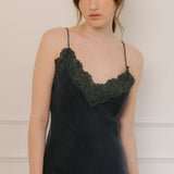 Vestido lencero Camomila en color navy de Camila CTG, diseño elegante y femenino.