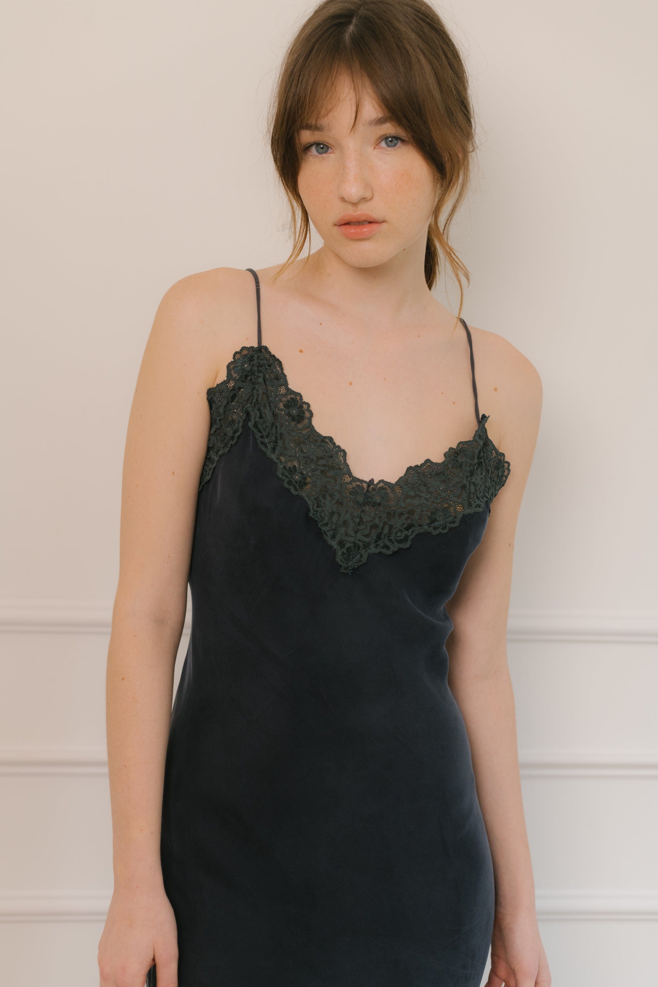 Vestido lencero Camomila en color navy de Camila CTG, diseño elegante y femenino.