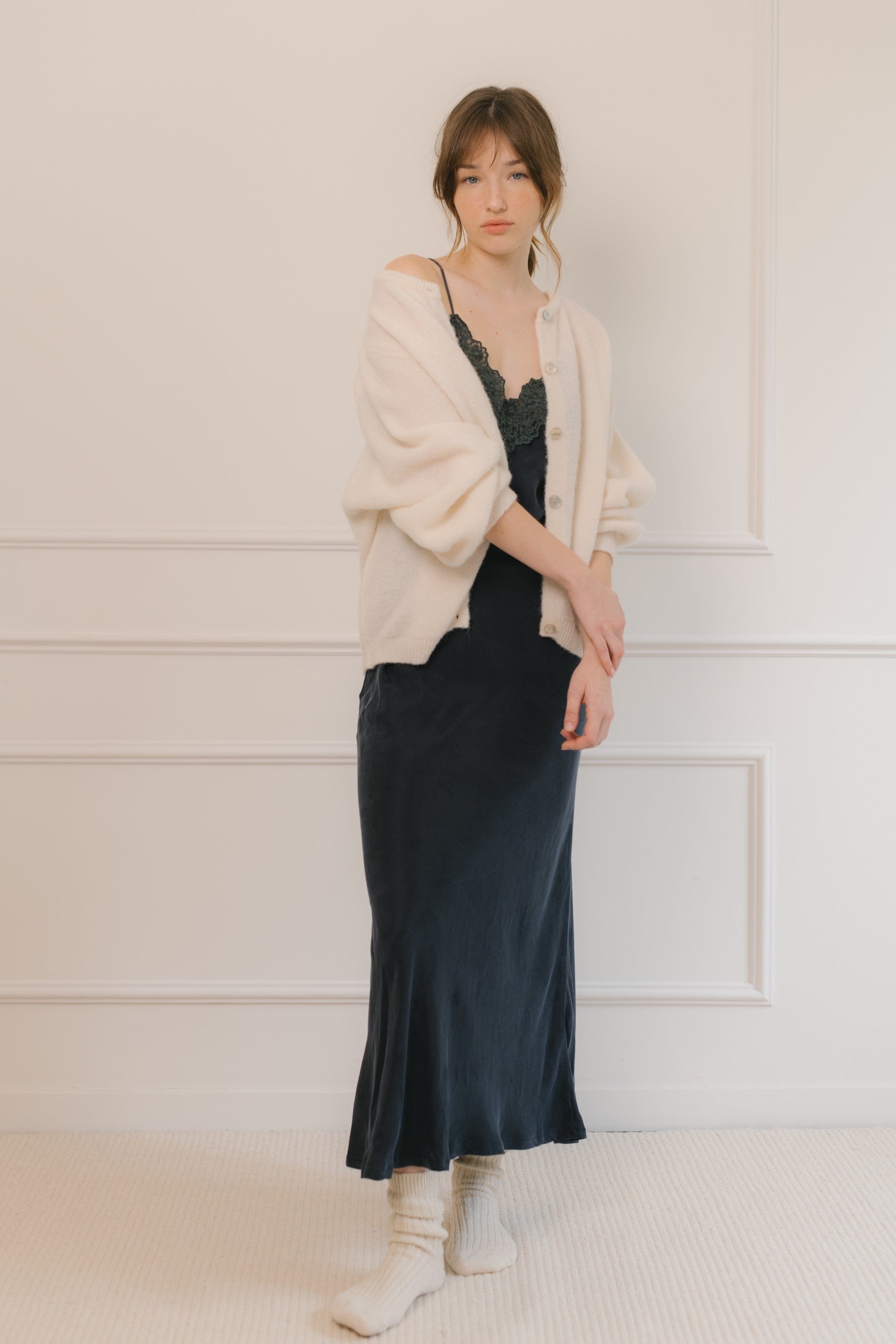 Vestido lencero Camomila en color navy de Camila CTG, diseño elegante y femenino.