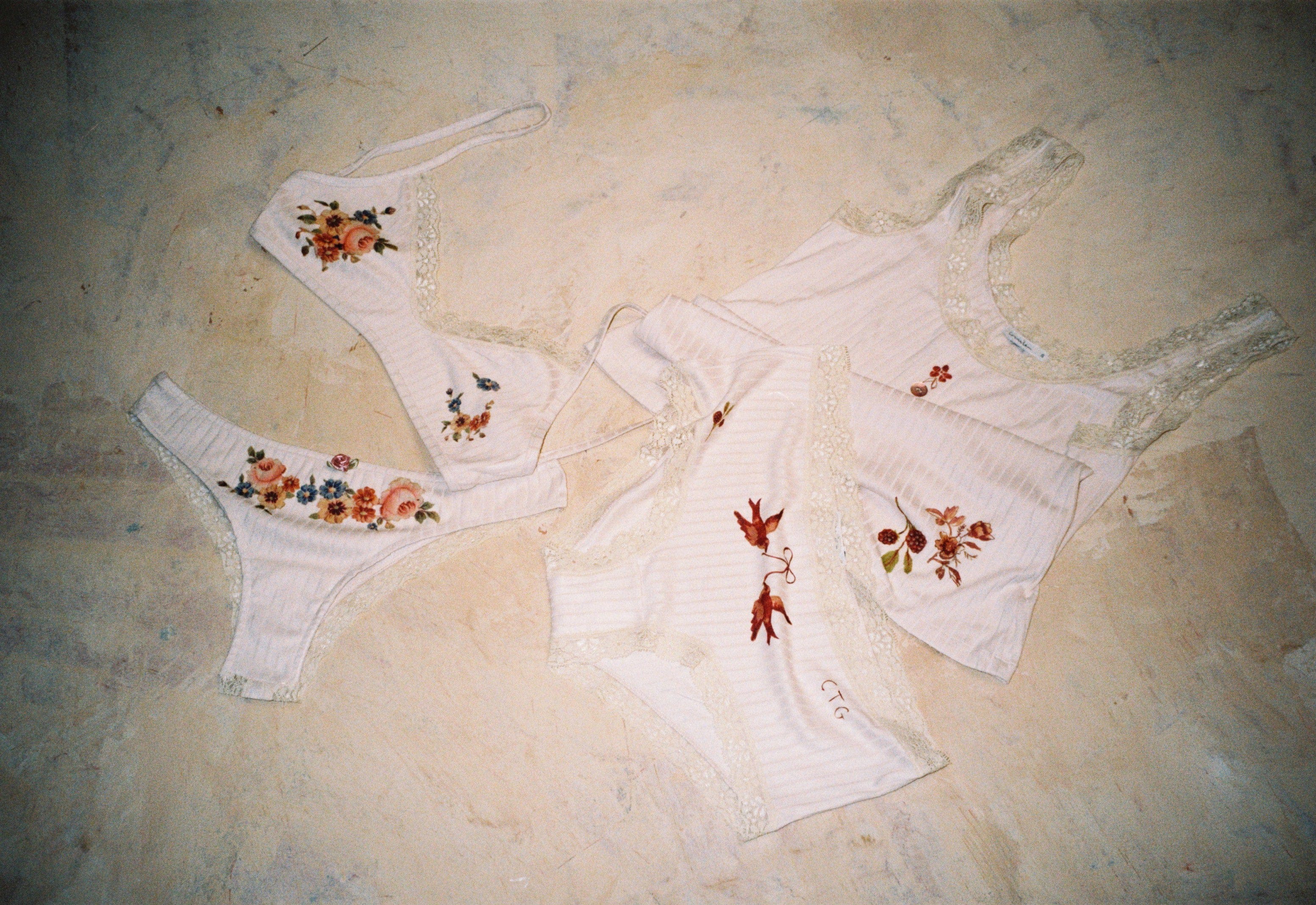 Workshop Lingerie Lab de Camila CTG en Barcelona. Es una experiencia de 2 horas (120€) donde personalizas un set de lencería.